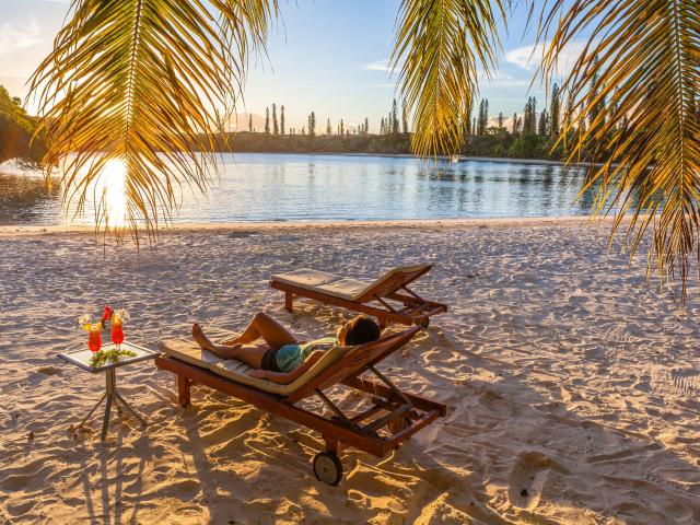 Détente cocktail baie de Kanuméra - île des pins Ouré Lodge