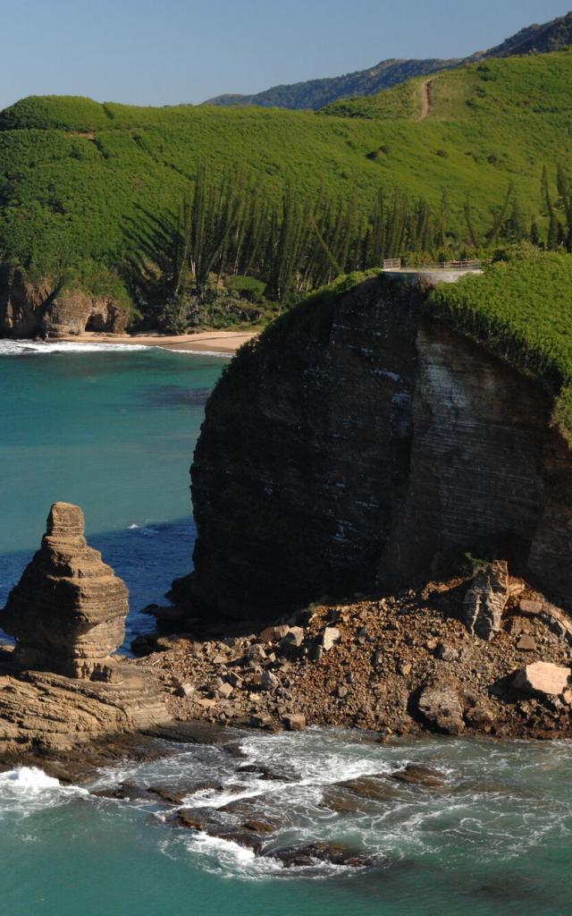 Vue sur la Roche percée et la baie des tortues - Bourail