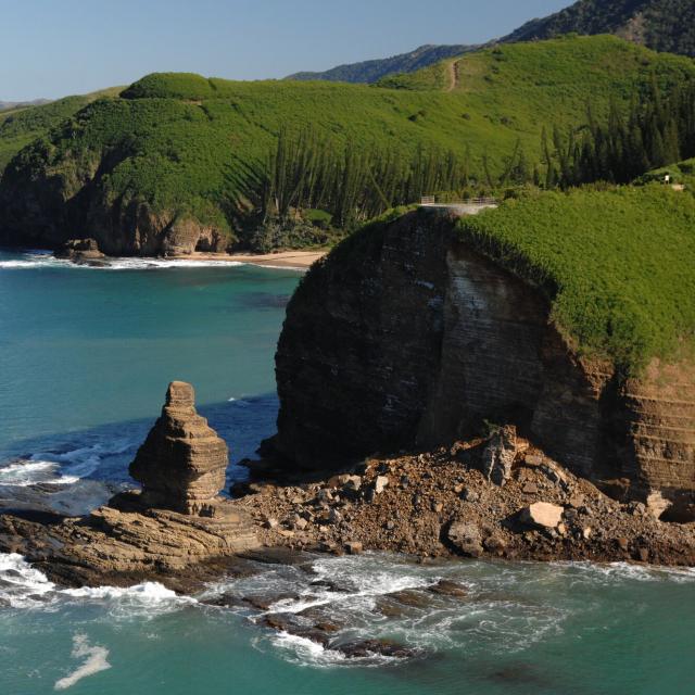 Vue sur la Roche percée et la baie des tortues - Bourail