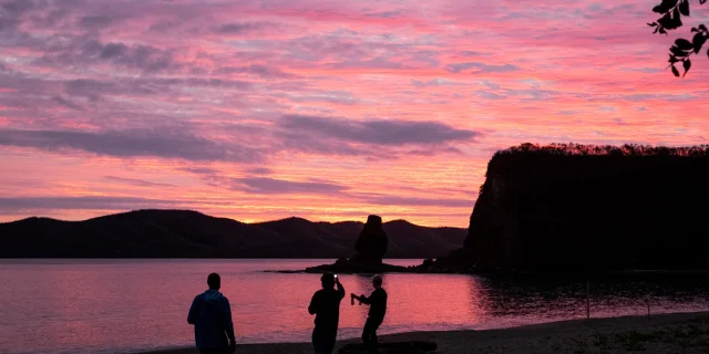 Sunset sur la plage de la Roche Percée à Bourail