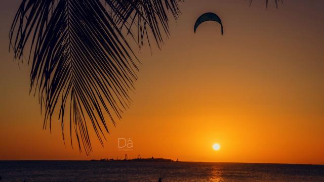 Kitesurf au sunset sur la plage de l'Anse Vata