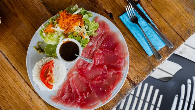 Assiette de sashimi de thon avec son riz et sa salade à O'Fada Pizzeria