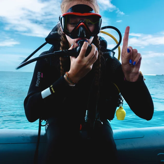 Femme prête pour la plongée sous-marine