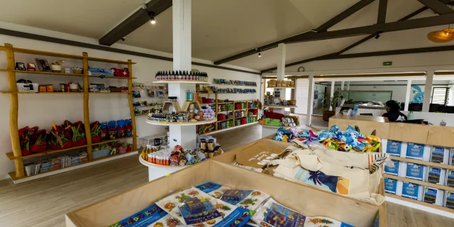 Intérieur de l'office de tourisme de Bourail avec ses produits, goodies et souvenirs